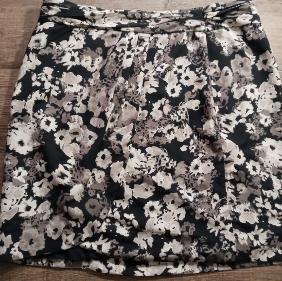Banana Republic Dresses & Skirts - Banana Republic Skirt with Floral Print